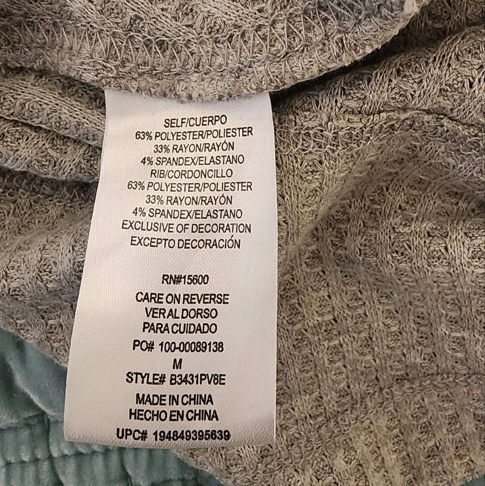 Democracy Gray Asymmetrical Hem Top Size Medium NWOT - Picture 4 of 6